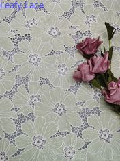 Het blad Bloemen Geborduurde van de Katoenen Ivoor Oogjestof door de Yard
