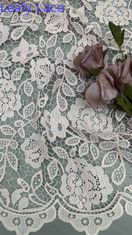 100% Poly Off White Cashew Hoogwaardige chemische geborduurde kantstof voor vrouwenkleding