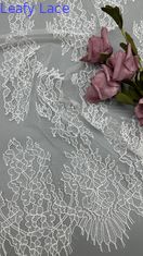 Lente en zomerseizoen 100% Nylon Franse Chantilly draad kant met bloemontwerp Zachte handgevoel witte kleur voor modejurk