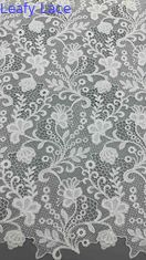 Volle breedte chemische borduurwerk Stof in witte bloemenpatronen Gordelde texturen Voor mode vrouwen kleding