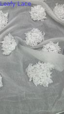 Tulle-maasstof met bladeren geborduurd kantstof met bloemen