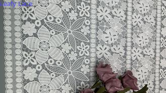 Witte bloemen kant stof geborduurde oogkleppen stof zacht en elegant voor het maken van jurken