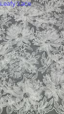 Witte bloemen kanten stof voor jurken gaasgrond ingewikkelde borduursels met subtiel karakter