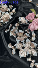 Velvet-flocked kant met sequins Luxe textuurstof voor glamoureuze avondjurken en couture creaties