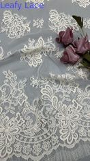 Geborduurde kantstof tul met delicate bloemen voor elegante avondkleding
