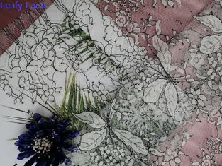 Toon - Bloemen de Kledingsstof van Tone White Black French Chantilly
