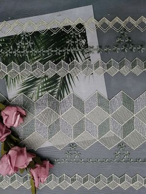 Geometrische Witte Geborduurde van de de Stoffenluxe van Tulle Bruids het Kantstof