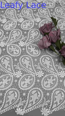 100% Poly Off White Cashew Hoogwaardige chemische geborduurde kantstof voor vrouwenkleding