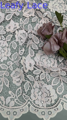 100% Poly Off White Cashew Hoogwaardige chemische geborduurde kantstof voor vrouwenkleding