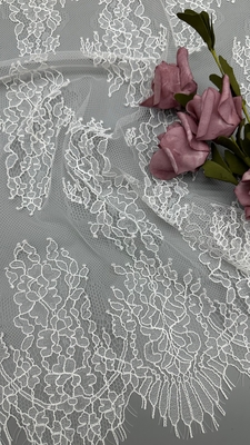 Lente en zomerseizoen 100% Nylon Franse Chantilly draad kant met bloemontwerp Zachte handgevoel witte kleur voor modejurk