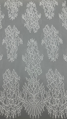 Lente en zomerseizoen 100% Nylon Franse Chantilly draad kant met bloemontwerp Zachte handgevoel witte kleur voor modejurk