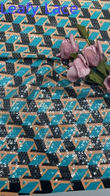 Vibrant gedrukte brochures met geometrische patronen