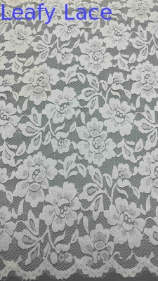 Volle breedte strektante kantstof in wit, versierd met delicate bloemenpatronen en luxueuze kanten.