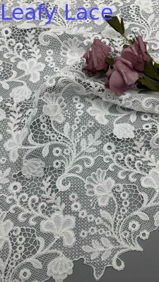 Volle breedte chemische borduurwerk Stof in witte bloemenpatronen Gordelde texturen Voor mode vrouwen kleding