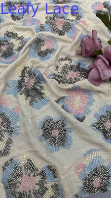 Volle breedte borduurstof met kleurrijke bloemenpatronen met kralen op 100% Rayon grondstof voor mode avondjurk