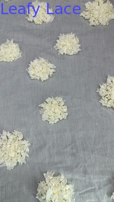 Tulle-maasstof met bladeren geborduurd kantstof met bloemen