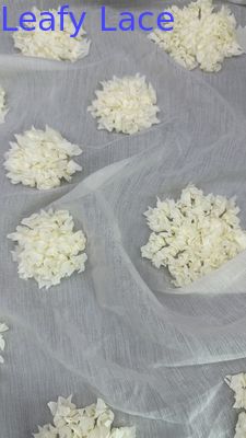 Tulle-maasstof met bladeren geborduurd kantstof met bloemen
