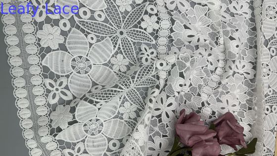 Witte bloemen kant stof geborduurde oogkleppen stof zacht en elegant voor het maken van jurken