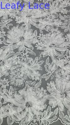Witte bloemen kanten stof voor jurken gaasgrond ingewikkelde borduursels met subtiel karakter