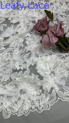Witte bloemen kanten stof voor jurken gaasgrond ingewikkelde borduursels met subtiel karakter