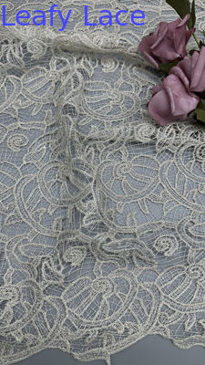 100% polyester Frans Chantilly kantstof voor kleding Kledingjassen Hollow-up witte kleuren bruidsjurken