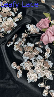Velvet-flocked kant met sequins Luxe textuurstof voor glamoureuze avondjurken en couture creaties