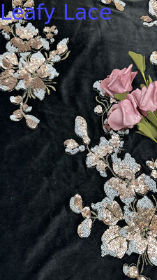 Velvet-flocked kant met sequins Luxe textuurstof voor glamoureuze avondjurken en couture creaties