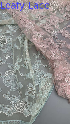 Bladerige Franse geborduurde kant met delicate draadbewerking op zacht gaas voor door ontwerpers geïnspireerde avondkleding