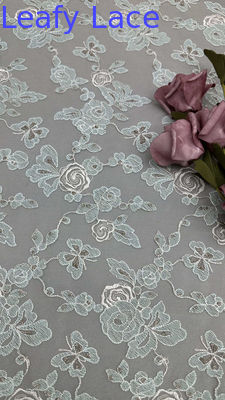 Bladerige Franse geborduurde kant met delicate draadbewerking op zacht gaas voor door ontwerpers geïnspireerde avondkleding