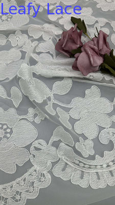 Bladerige tullen kant met geborduurde elegante en ademende mesh voor pure elegantie met subtiele glans
