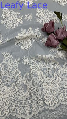 Geborduurde kantstof tul met delicate bloemen voor elegante avondkleding