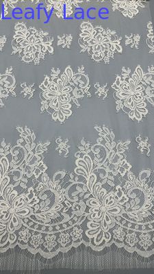 Geborduurde kantstof tul met delicate bloemen voor elegante avondkleding