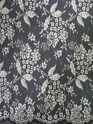 Toon - Bloemen de Kledingsstof van Tone White Black French Chantilly