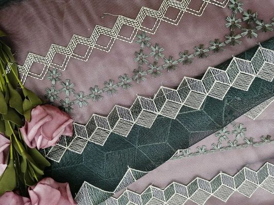 Geometrische Witte Geborduurde van de de Stoffenluxe van Tulle Bruids het Kantstof