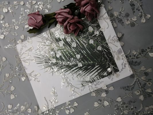 Vrouwelijke Geparelde het Borduurwerkstof van het Kledingstuk Witte Lovertje Kant