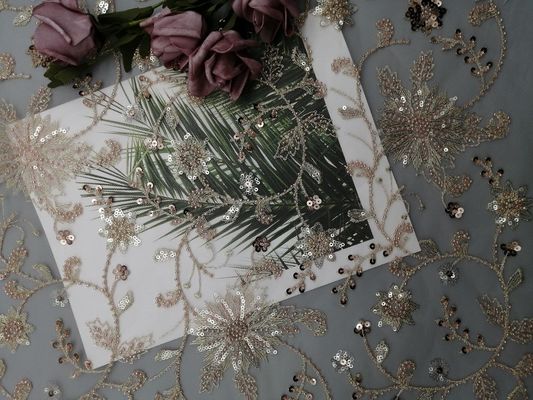 De roze Bloemenstof van het Lovertjepartij Geparelde Borduurwerk voor Huwelijkskleding
