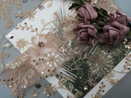 De roze Bloemenstof van het Lovertjepartij Geparelde Borduurwerk voor Huwelijkskleding
