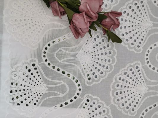 Het witte Bruids Katoen van Kantshell pattern embroidered eyelet fabric 100%