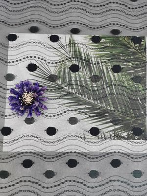 Het lineaire overal van de het Kantversiering van de Vlekpolyester Netwerk van Tulle Zwarte