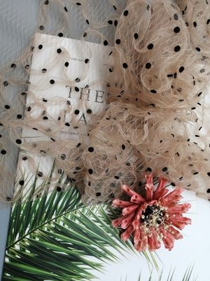 Driedimensionele 3D Bloemenkantstof Dot Flocked Tulle Cording Mesh