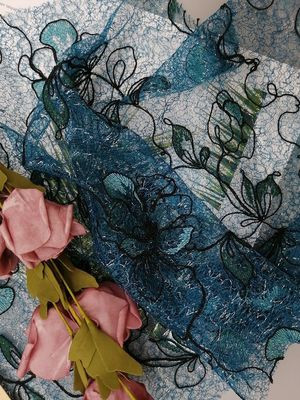 Bloemen de Avondjurkstof van Kantmesh green colored embroidery fabric