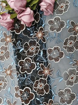 De bloemenkant Gekleurde Doek van het de Vrouwenkledingstuk van de Borduurwerkstof