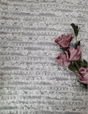 Witte Zachte Geborduurde 3D het Kantstof van Tulle 100% Polyester