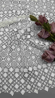 100% poly van Witte Chemische Geborduurde het Kantstof van Geo voor Vrouwen Kleding