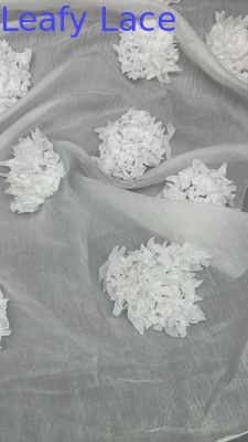 Tulle-maasstof met bladeren geborduurd kantstof met bloemen