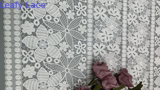Witte bloemen kant stof geborduurde oogkleppen stof zacht en elegant voor het maken van jurken