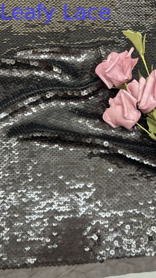 Met pailletten geborduurde kanten stof Elegante prachtige kleur Aangepast ontwerp voor trouwjurk