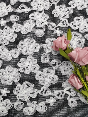 Witte Zwarte Geborduurde het Kantstof Applique van de Contrastkleur Bloem
